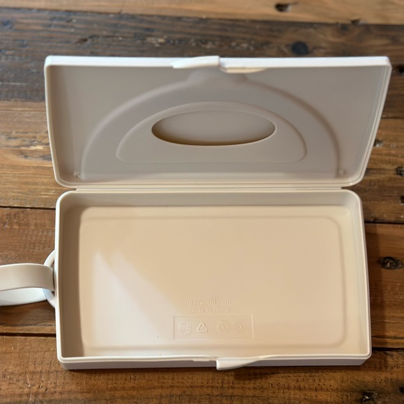 Ubbi travel wipes container - Picture 3 of 5